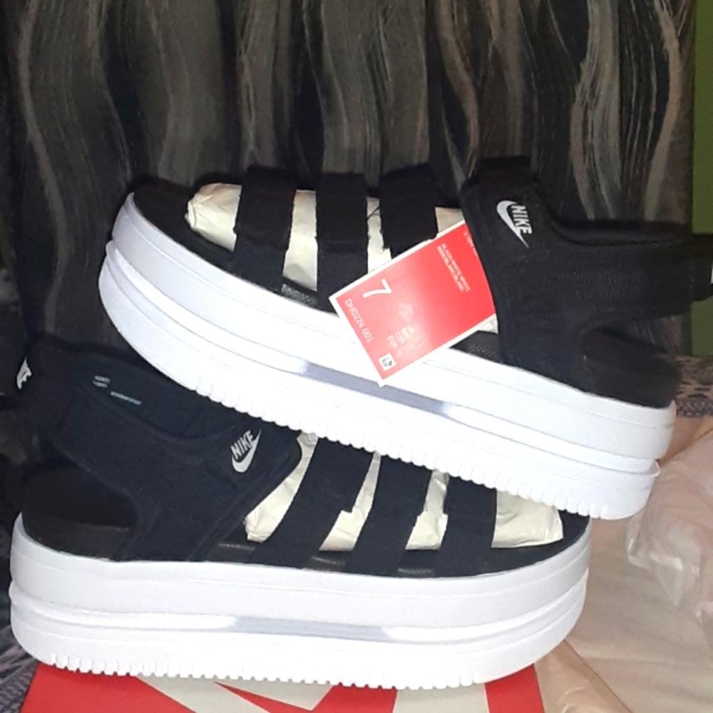 NWT Nike Icon Classic Platform Sandals Women's Size W7 Black/White DHO224-001